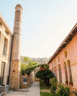 La Filanda Cogliandro: il cortile e la ciminiera