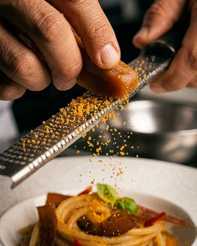Bottarga grattugiata al momento sulla pasta