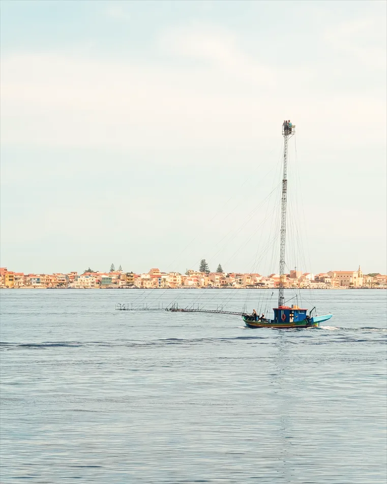 La barca nello Stretto di Messina